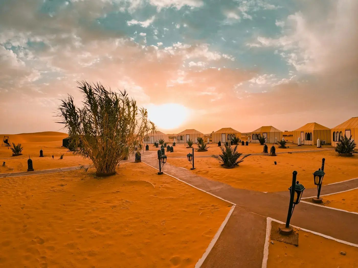 Tentes berbères dans un camp du désert au coucher du soleil sur les dunes.